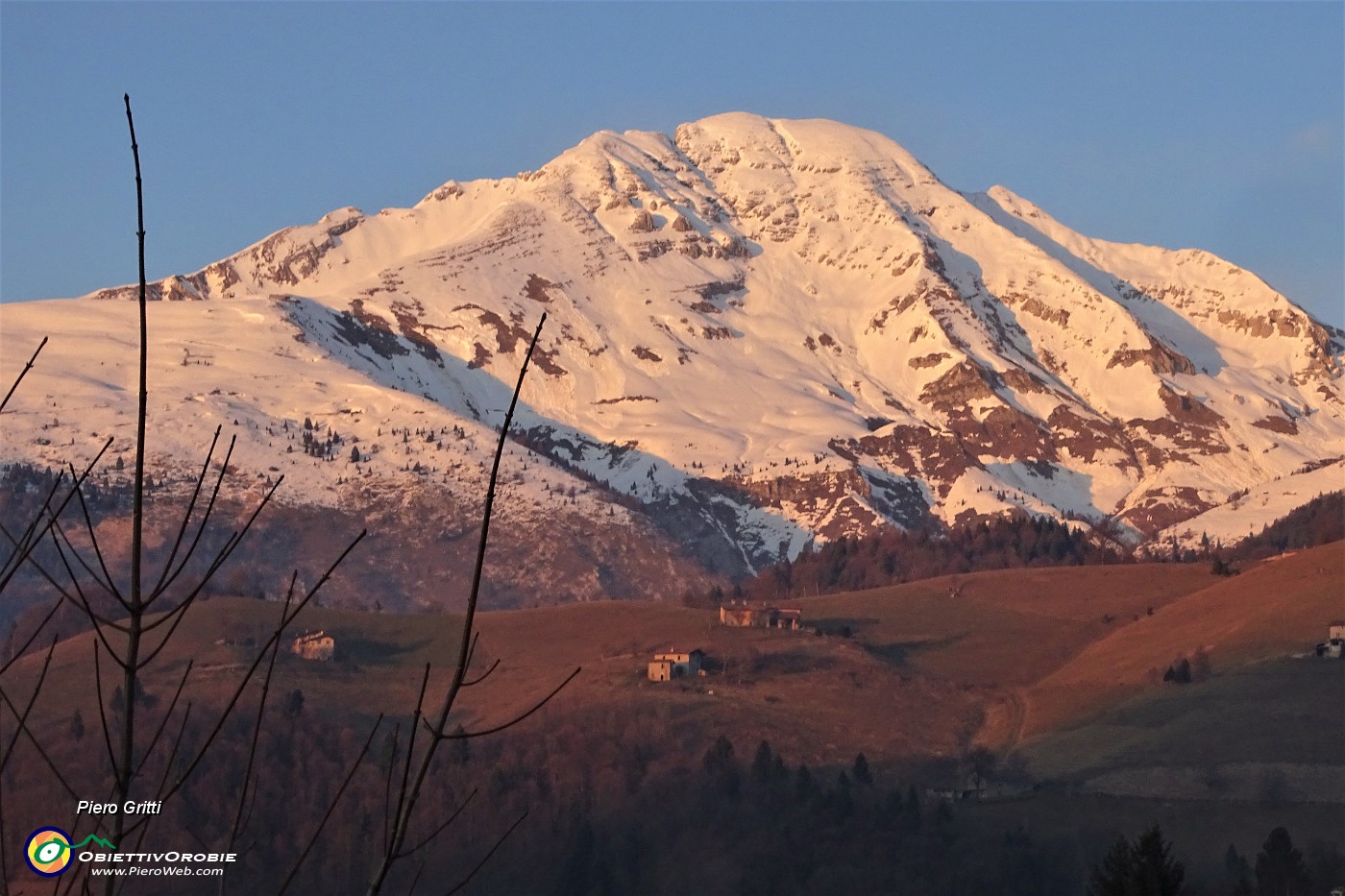 97 Dal Zambla Alta un saluto anche  in Arera nelal luce del tramonto!.JPG